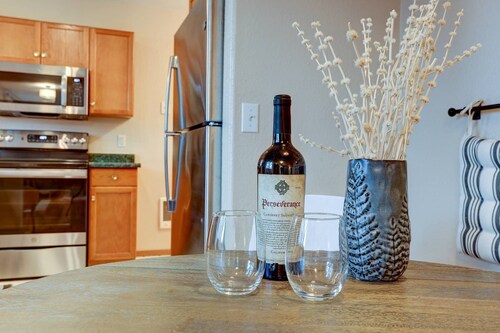 Fantastic Single Level Retreat, Pet Friendly, Near Downtown Redmond, Fenced Yard, AC, Washer/Dryer