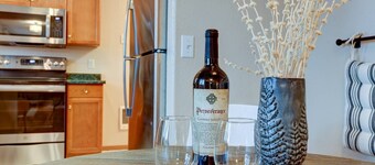 Fantastic Single Level Retreat, Pet Friendly, Near Downtown Redmond, Fenced Yard, AC, Washer/Dryer