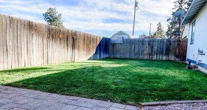Fantastic Single Level Retreat, Pet Friendly, Near Downtown Redmond, Fenced Yard, AC, Washer/Dryer