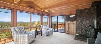 Panoramic Mountain & River Views. Home Plus 3 Master Suite Bungalows..A/C, Fireplace. W/D. Solitude.