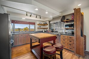 Fridge, microwave, oven, stovetop - Panoramic Mountain & River Views. Home Plus 3 Master Suite Bungalows..A/C, Fireplace. W/D. Solitude. (Redmond)