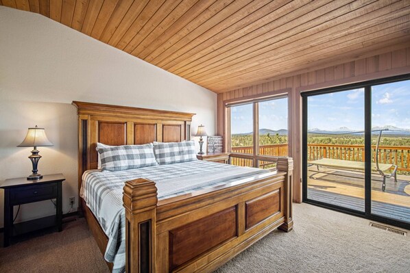 4 bedrooms, desk, WiFi, bed sheets