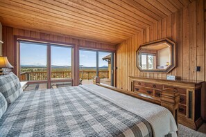 4 makuuhuonetta, työpöytä, Wi-Fi, vuodevaatteet