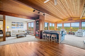 Älytelevisio, takka, pöytäjalkapallopöytä, pöytätennispöytä