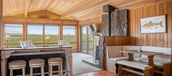 Panoramic Mountain & River Views. Home Plus 3 Master Suite Bungalows..A/C, Fireplace. W/D. Solitude.