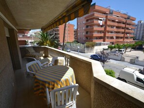 Outdoor dining - Albeniz by Interhome (La Pineda)
