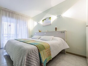2 bedrooms, iron/ironing board, WiFi