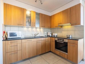 Kühlschrank, Mikrowelle, Ofen, Geschirrspüler