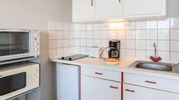 Réfrigérateur, four, batterie de cuisine, vaisselle et ustensiles