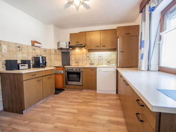 Kühlschrank, Mikrowelle, Ofen, Geschirrspüler