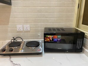 Een mini-koelkast, een magnetron, een oven, een kookplaat