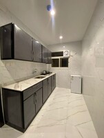 迷你冰箱、微波炉、烤箱、炉灶