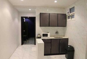 Mini-Kühlschrank, Mikrowelle, Ofen, Herdplatte