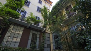 A multi-story building with a balcony and large windows. - Italianway Easy - Caretto 4 - Toscanini (Milan)