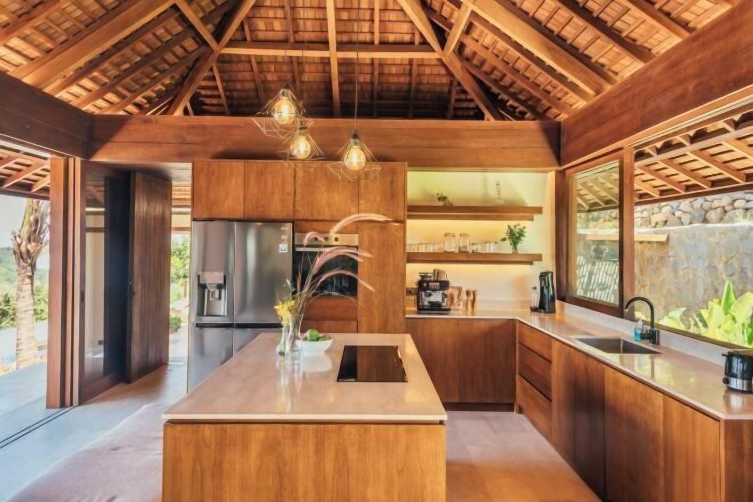 Private kitchen | Full-size fridge, microwave, oven, stovetop