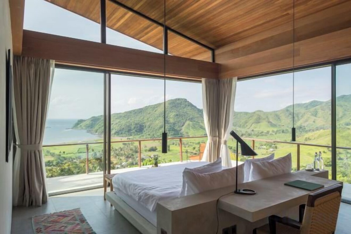 Premium bedding, minibar, desk, WiFi (free)