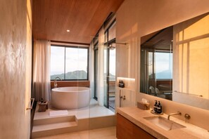 Luxury Villa, 4 Bedrooms, Private Pool, Ocean View (Villa Boë) | Bathroom | Free toiletries, hair dryer, bathrobes, slippers - Tampah Hills (Kuta)