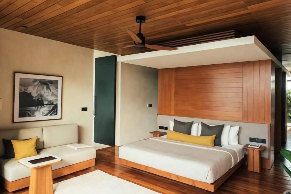 Premium bedding, minibar, desk, WiFi (free)