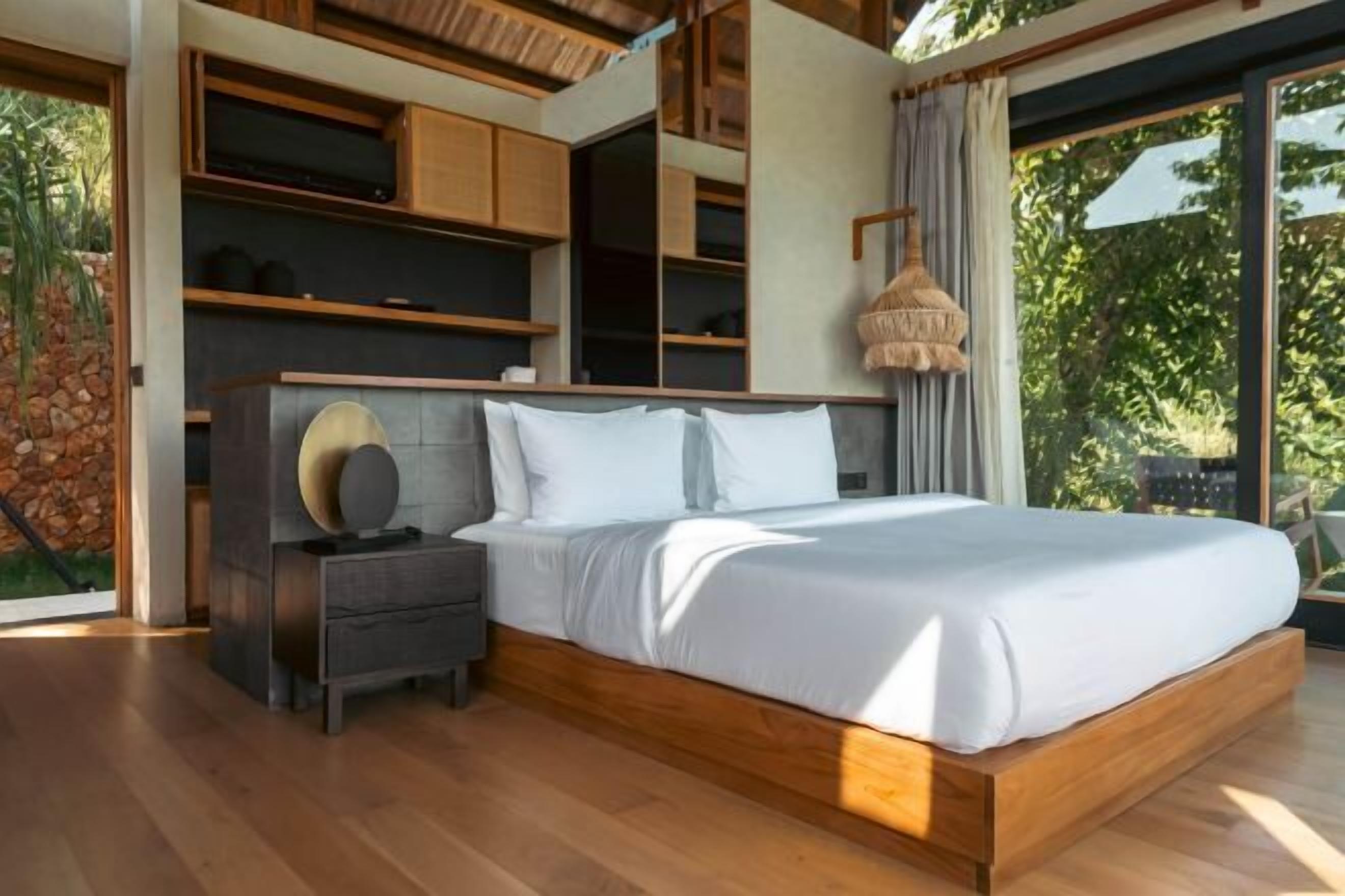 Premium bedding, minibar, individually decorated, individually furnished