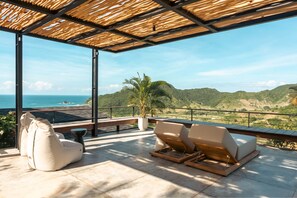 Luxury-Villa, 4 Schlafzimmer, eigener Pool, Meerblick (Villa GEM with Yoga Deck) | Terrasse/Patio