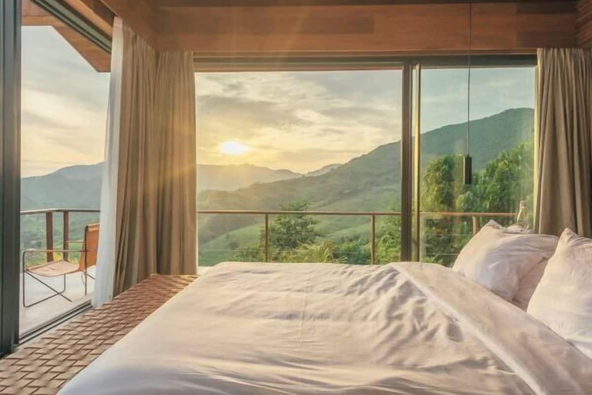 2 bedrooms, premium bedding, minibar, individually decorated