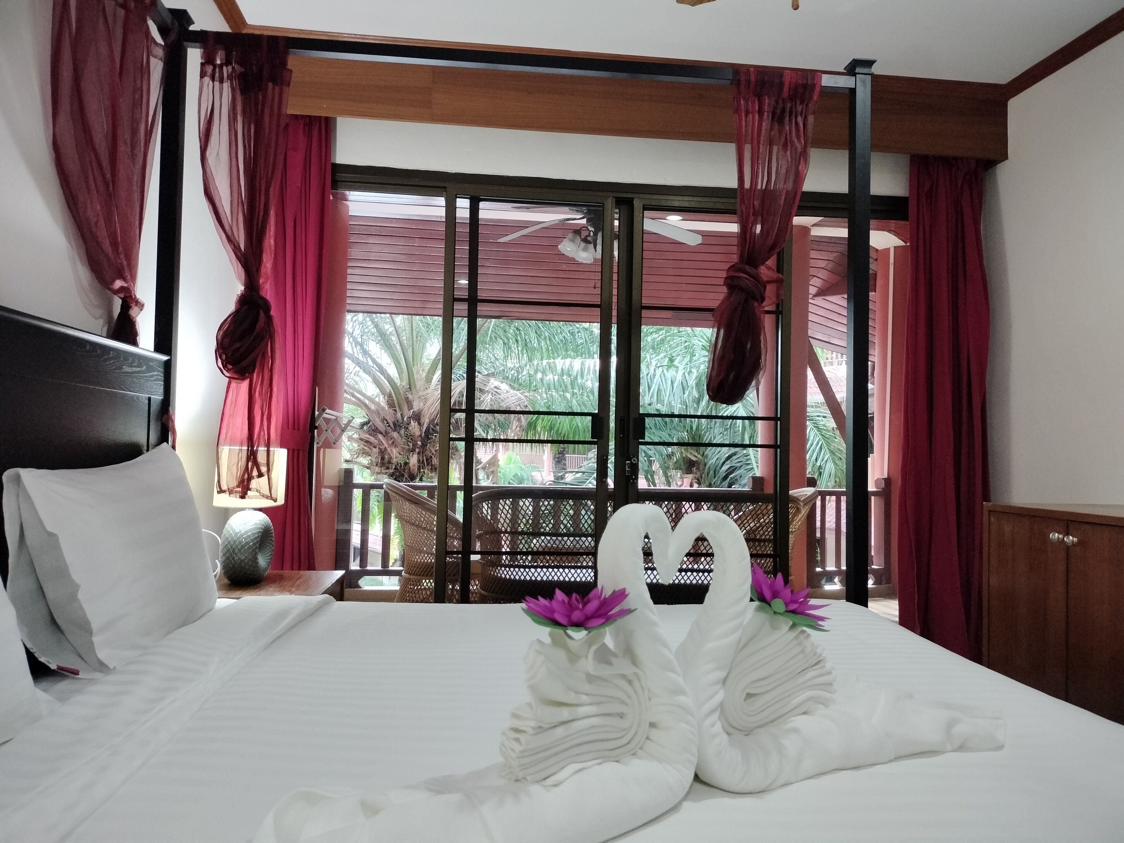 Familienapartment, 3 Schlafzimmer, Terrasse, Poolblick | Zimmersafe, individuell dekoriert, individuell eingerichtet