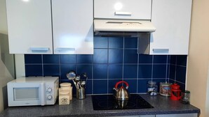 Cafetière/bouilloire, réfrigérateur, micro-ondes, four