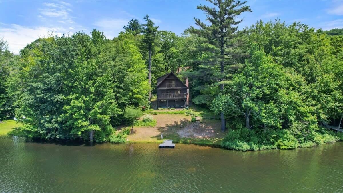 Lakefront 5-BR Chalet 15-Min. to Mt. Sunapee