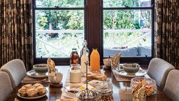 Luxury House | In-room dining