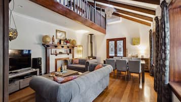 Luxury-Haus | Wohnzimmer | 52-Zoll-Smart-TV mit Digitalempfang, Videospielkonsole, Netflix