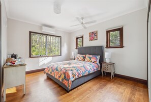 Luxury House | 4 bedrooms, Egyptian cotton sheets, premium bedding, Tempur-Pedic beds