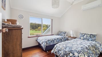 Luxury House | 4 bedrooms, Egyptian cotton sheets, premium bedding, Tempur-Pedic beds