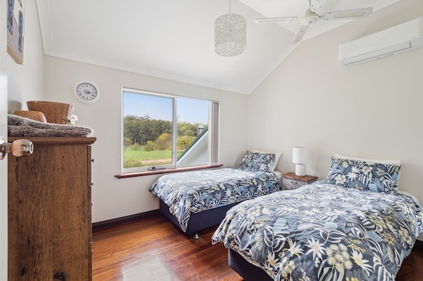 Luxury House | 4 bedrooms, Egyptian cotton sheets, premium bedding, Tempur-Pedic beds - Serenity House Pemberton (Pemberton)