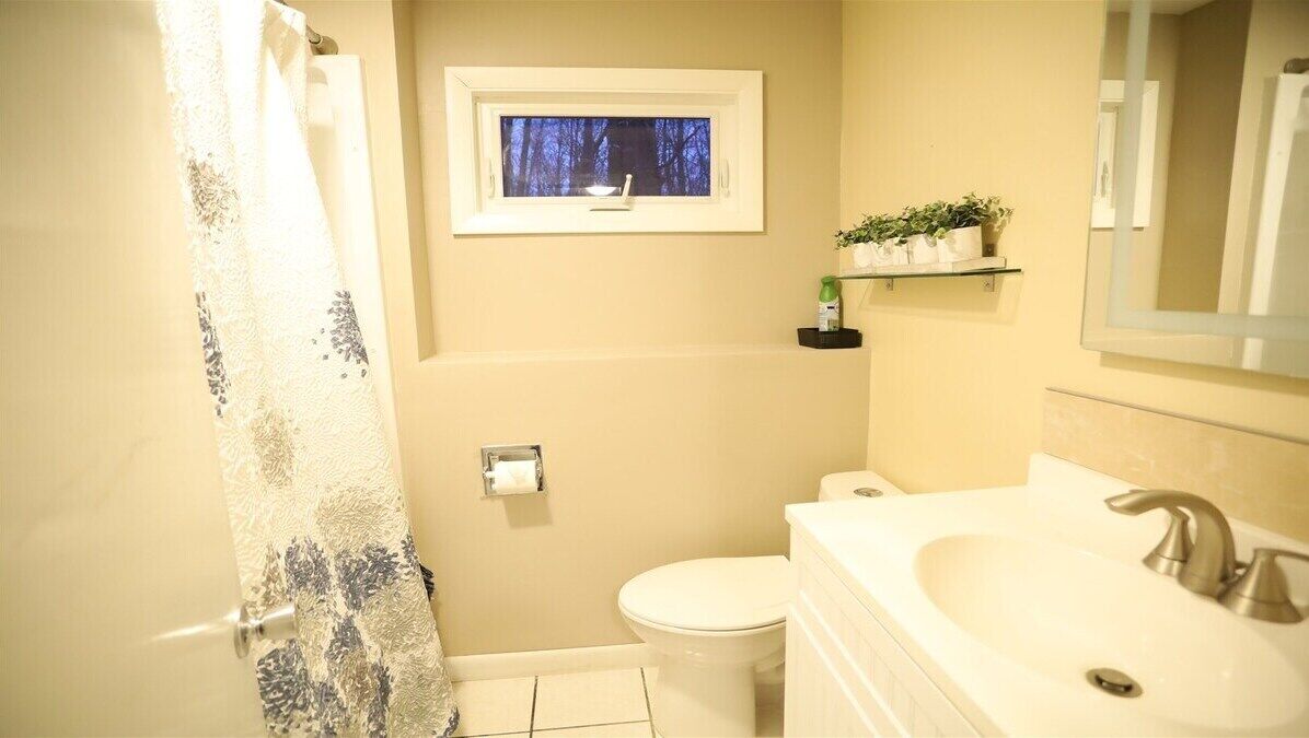 Lower Level Full Bath in White Mountain Home