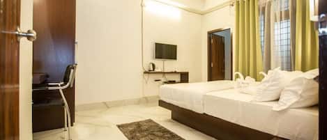 Escritorio, espacio para trabajar con laptop y wifi gratis