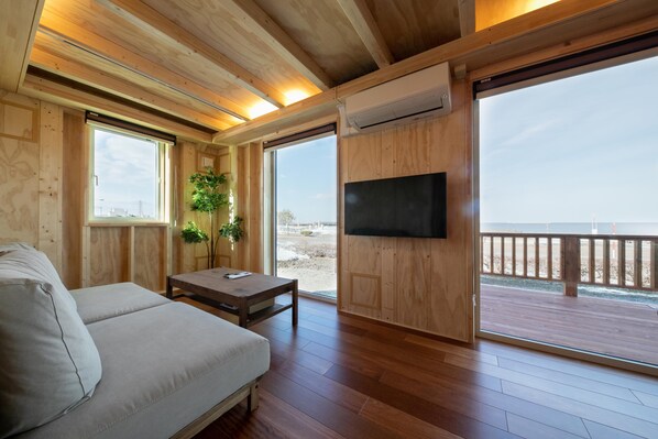 2 bedrooms, desk, laptop workspace, soundproofing