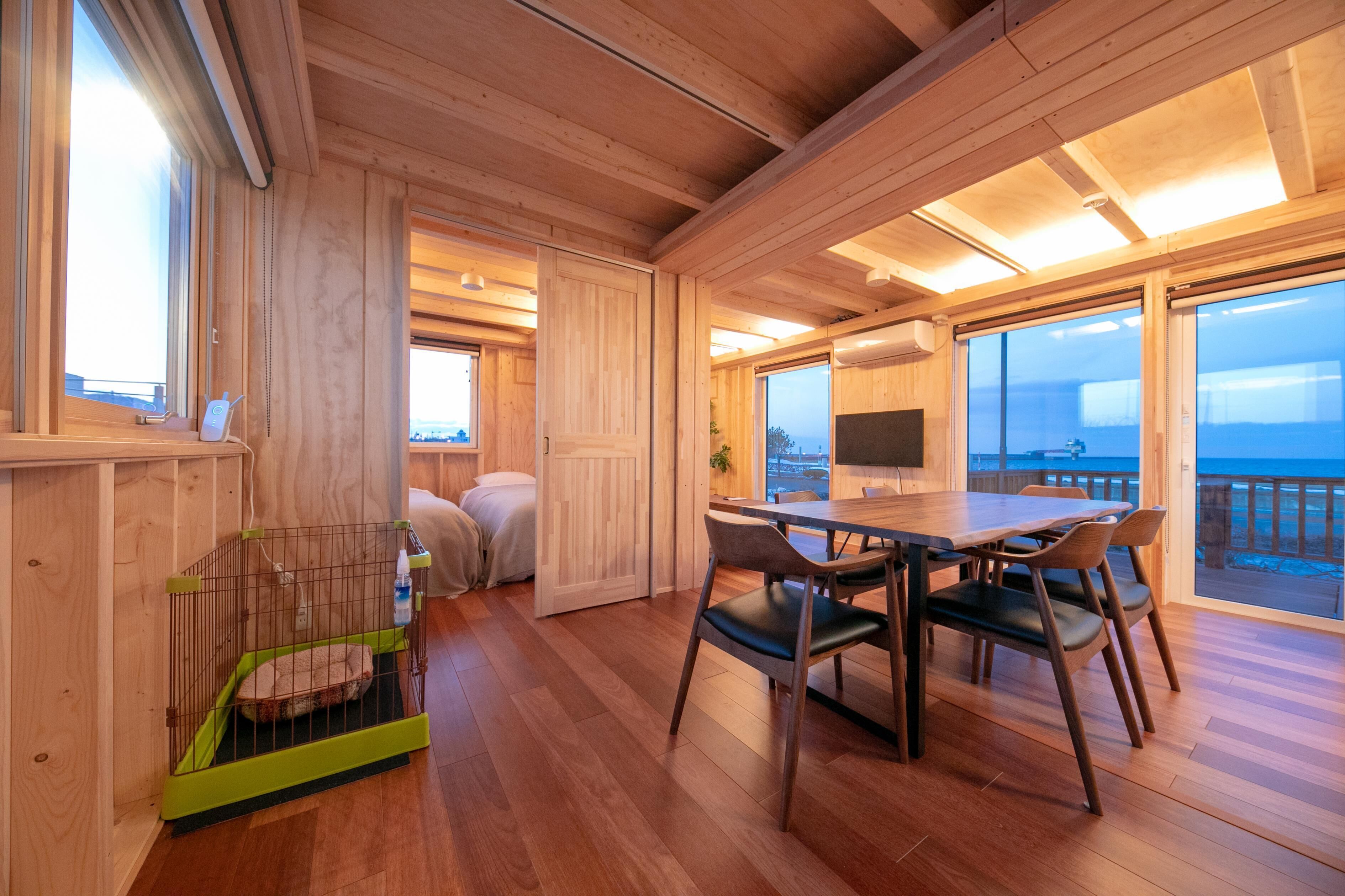 2 bedrooms, desk, laptop workspace, soundproofing