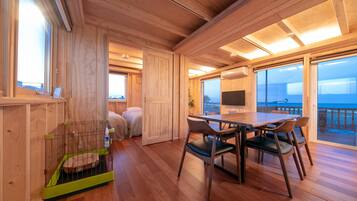 2 bedrooms, desk, laptop workspace, soundproofing