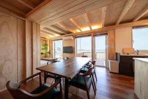 2 bedrooms, desk, laptop workspace, soundproofing