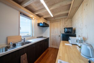 Refrigerador con freezer, microondas, placa de cocina, tostadora