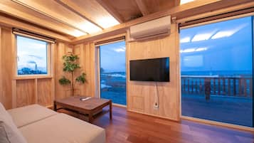 2 bedrooms, desk, laptop workspace, soundproofing