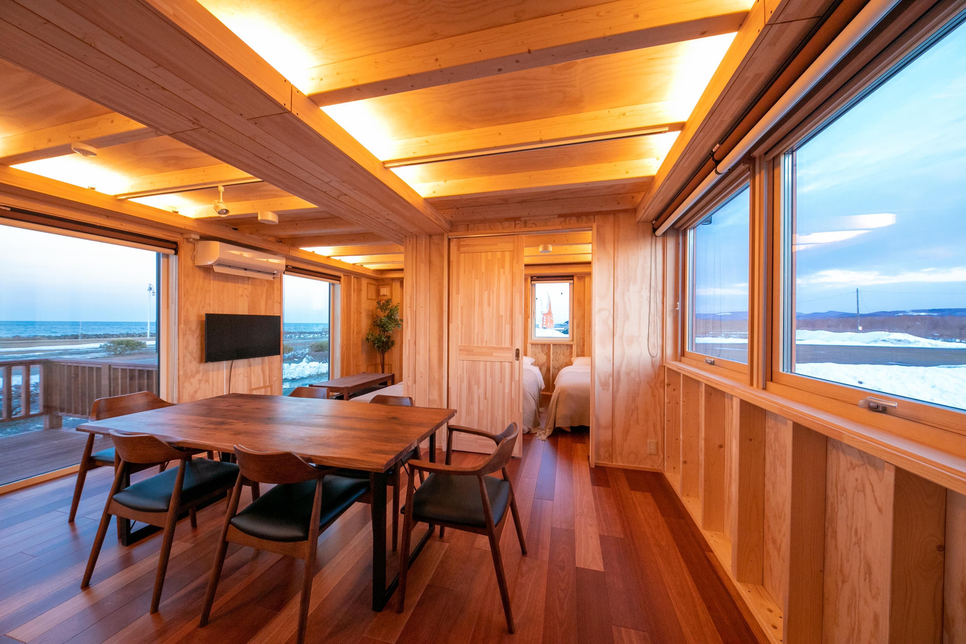 2 bedrooms, desk, laptop workspace, soundproofing
