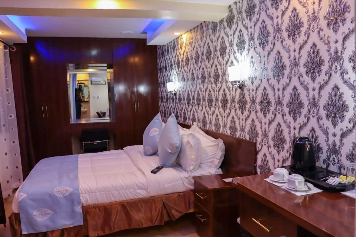 Quarto solteiro executivo | Individualmente decorados, individualmente mobiliados, escrivaninha