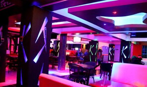2 bars/lounges