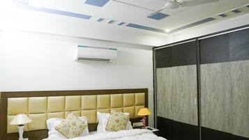 2 bedrooms, desk, free WiFi, bed sheets