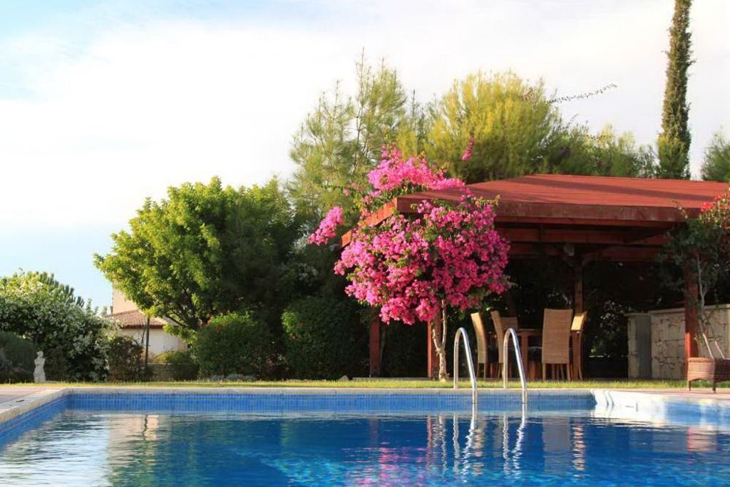 Utendørsbasseng og et oppvarmet basseng