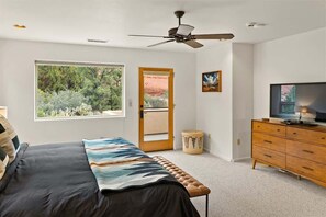 2 bedrooms, desk, iron/ironing board, free WiFi