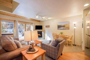 Télévision, cheminée