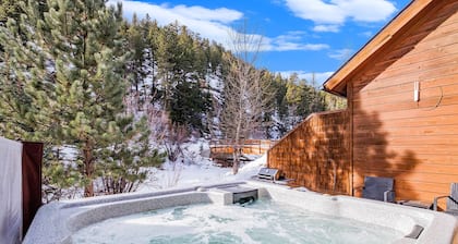 Mountain Escape on Fall River w/ HOT TUB!
