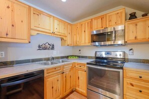 雪櫃、微波爐、焗爐、爐具